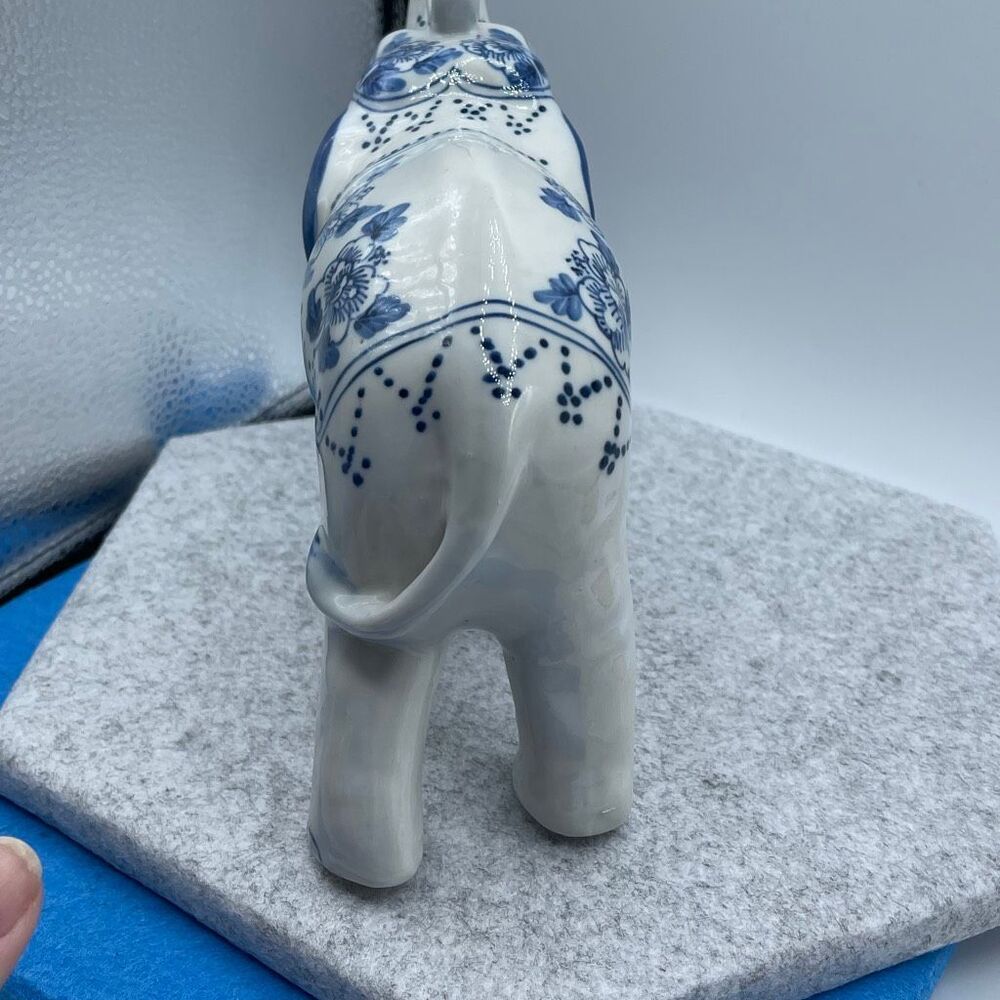 Vintage ceramic elephant figurine blue white floral - Picture 4 of 9
